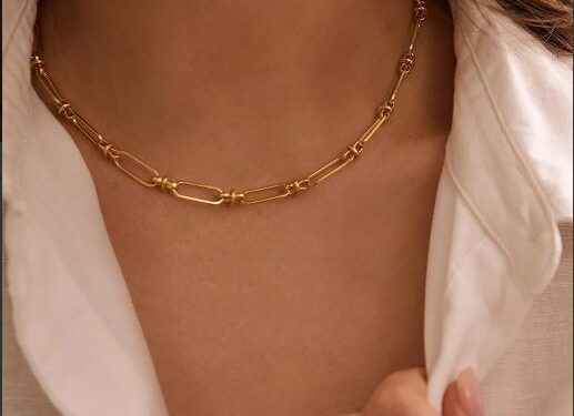 මාල ගෙල බඳින්නේ බලාගනයි !