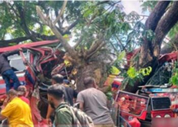 ලංගම බස් රථයක් බිහිසුණු ලෙස අනතුරකට ලක් වෙයි