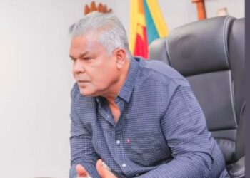 හිස් වාචාල මිනිසුන්ට කැමති ඕනෑම විදියකට ඔබව මනින්න ඉඩ දෙන්න – ඩඩ්ලි