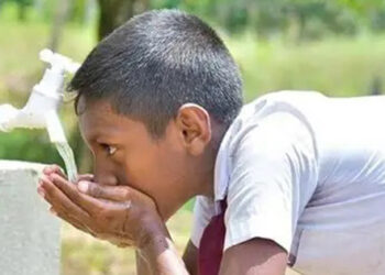 පාසලේ වතුර බිලත් දෙමව්පියන්ගේ කරට