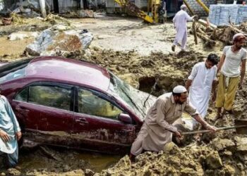 හදිසි ගංවතුරෙන් පාකිස්ථානයේ 300කට අධික පිරිසක් ජීවිතක්ෂයට තවත් 200 ක් අතුරුදන්