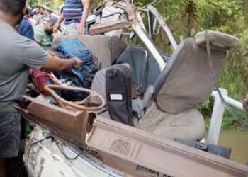 ටිපර් රථයක් හා පාසල් වැන් රථයක් ගැටී සිදු වූ  මාරක රිය අනතුරින් දරුවන් 2ක් සහ තවත් අයෙකුගේ දිවි අහිමි වෙයි