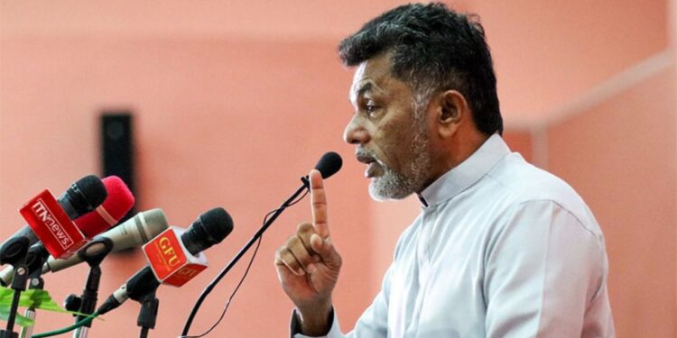 වීදුරුගෙවල් වල ඉදලා ගල්ගහන්න සූදානම් වෙන්න එපා – ටී.බී. සරත්