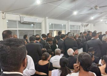 උසාවිය නීතීඥයින්ගෙන් පිරී යයි