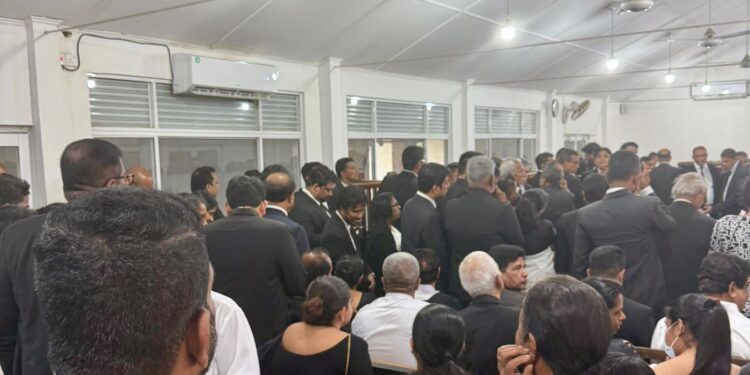 උසාවිය නීතීඥයින්ගෙන් පිරී යයි