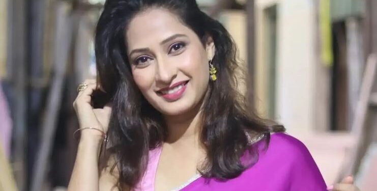 ඉන්දියාවේ ජනප්රිය රංගන ශිල්පිනියක් ජීවිතක්ෂයට