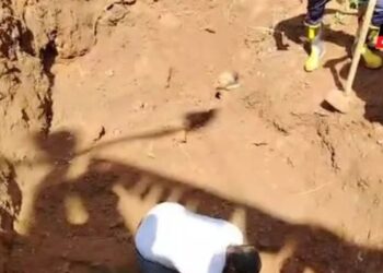 කම්කරුවන් පිරිසක් මතට පස් කන්දක් කඩා වැටේ –  යටවූවන්ගේ  සිරුරු හමුවෙයි…