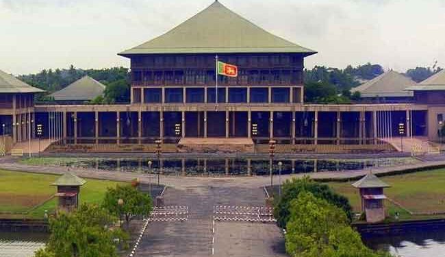 පොලිස්පති පාර්ලිමේන්තුවට