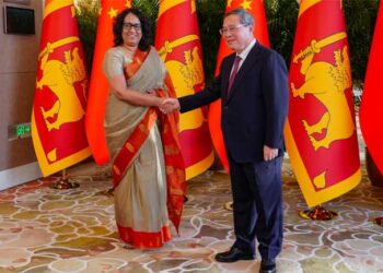 මෙරට අගමැතිනිය චීන අගමැතිව හමුවෙයි