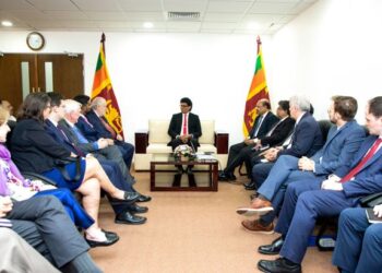 අමෙරිකානු බුද්ධි මණ්ඩල සහ පෞද්ගලික අංශ නියෝජිතයින් පිරිසක් වෙළෙඳ අමාත්‍යවරයා හමුවෙයි