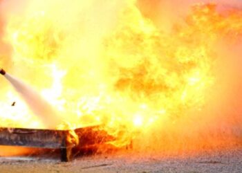 බස් රථයක් ගිනි ගෙන 25 ක් මිය යයි – මගීන්ට නින්ද යාම මරණ සංඛ්‍යාව ඉහළ යන්න හේතුවක්