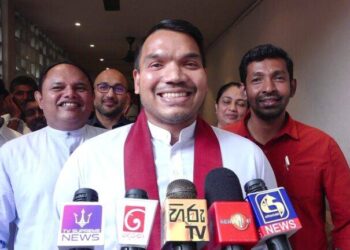 නාමල් අවංක පොලිස් නිලධාරීන් ගැන කතා කරයි