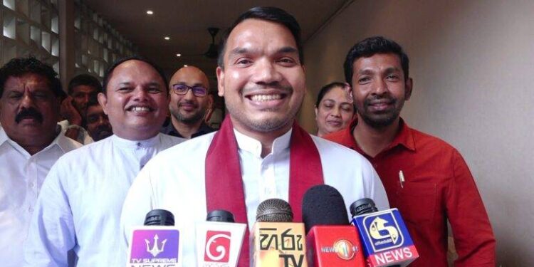 නාමල් අවංක පොලිස් නිලධාරීන් ගැන කතා කරයි