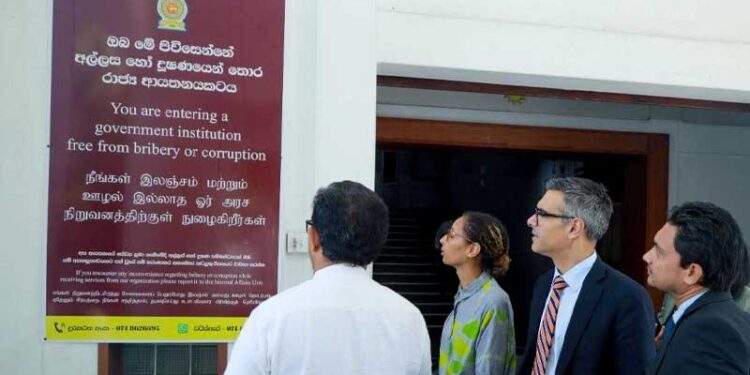ඇමති සුනිල් හදුන්නෙත්තිගේ බැනරයට IMF නිලධාරීන්ගෙන් පැසසුම්