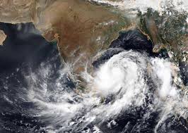 ඉන්දියාවට එන දරුණු සුළි කුණාටුවෙන් ලංකාවටත් අනතුරු ඇඟවීම්