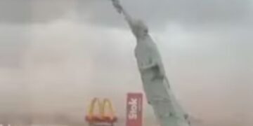 කුණාටුවකින් ලිබර්ටි ප්‍රතිමාව කඩා වැටිලා ?