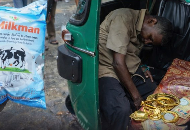 ත්‍රිරෝද රථ රියදුරෙකුට කිරි පැකට්ටුවක් දී සිහිසුන් කර රුපියල් ලක්ෂ 11ක රන් ආභරණ කොල්ලකයි‍