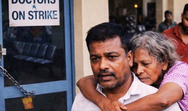 වෛද්‍ය වර්ජනයෙන් රෝහල් සේවා අඩපණ වෙයි : දැඩි පීඩාවට පත් රෝගීහූ හැරී යති