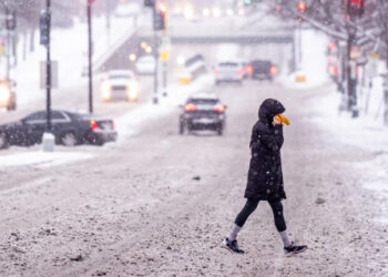 අමෙරිකාවේ දරුණු හිම කුණාටුවකින් නිවාස මිලියනයක විදුලිය බිඳවැටෙයි : ප්‍රාන්ත කිහිපයකට හදිසි තත්ත්වයක්