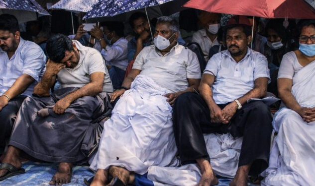 සේවයේ ස්ථීර කරන ලෙස ඉල්ලා ගුරු සංවර්ධන නිලධාරීන්ගෙන් මාරාන්තික උපවාසයක්