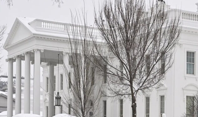 ධවල මන්දිරය හිමෙන් වැසෙයි : නිවාස මිලියනයක විදුලිය විසන්ධි වී ගුවන් ගමන් 10,000ක් අවලංගු කෙරේ