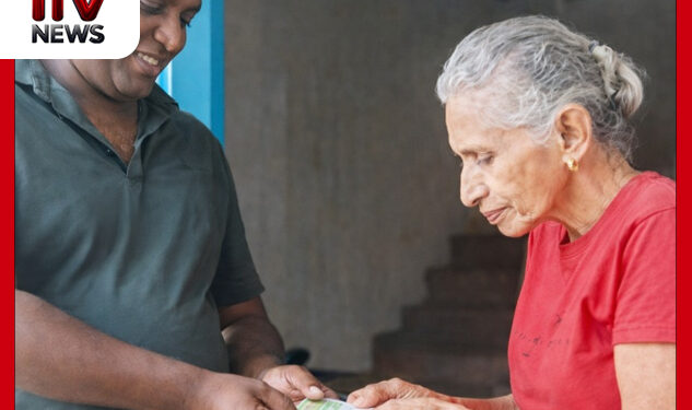 මිනිස්කමේ ලොතරැයි දිනුම : අසරණ වෙළෙන්දියකගේ අවංකකමට තරුණයෙකුගෙන් උපහාරයක්