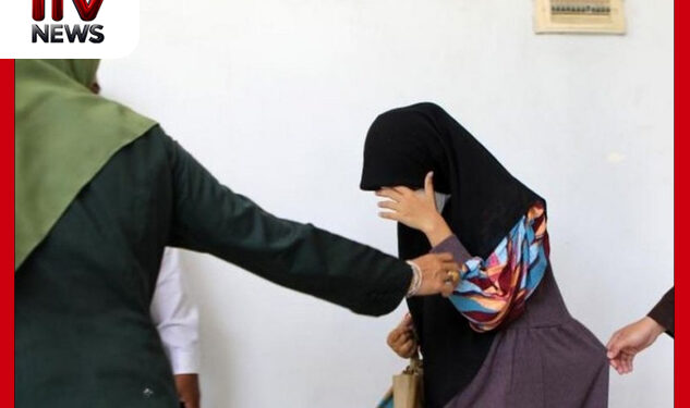 විවාහයට පෙර සබඳතා පැවැත්වූ යුවළකට ඉන්දුනීසියාවේදී කස පහර 140ක් : කාන්තාව සිහිසුන්ව ඇද වැටෙයි