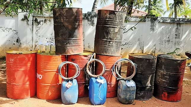 සල්ලිත් ඉවරයි පණත් ඉවරයි ! ලංකාවේ කසිප්පු සාපය නිසා 37% බොන්නේ වස