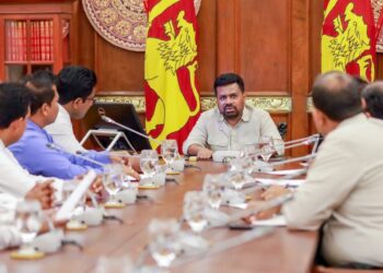 ජනපති සහ විශ්වවිද්‍යාල ආචාර්යවරුන්ගේ සමිති සම්මේලනය අතර හමුවක්