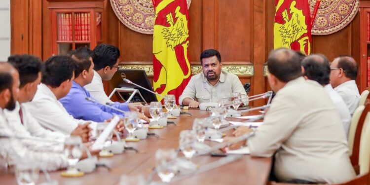 ජනපති සහ විශ්වවිද්‍යාල ආචාර්යවරුන්ගේ සමිති සම්මේලනය අතර හමුවක්