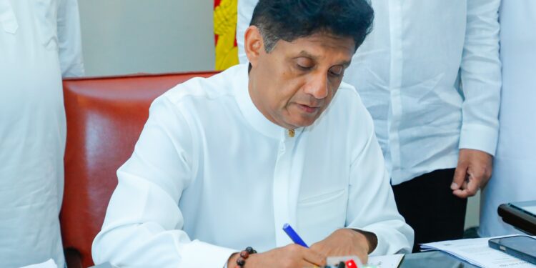 හරිනිට එරෙහිව විපක්ෂයෙන් විශ්වාසභංගයක්