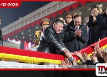 උතුරු කොරියානු පක්ෂ කොංග්‍රසයෙන් පසු කිම් ජොන්ග් උන් විසින් නිලධාරීන්ට සහ දියණියට රයිෆල් තෑගි කරයි