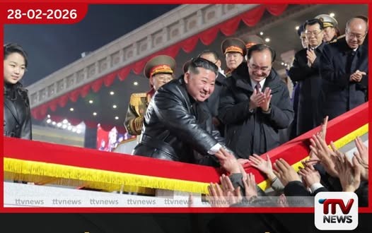 උතුරු කොරියානු පක්ෂ කොංග්රසයෙන් පසු කිම් ජොන්ග් උන් විසින් නිලධාරීන්ට සහ දියණියට රයිෆල් තෑගි කරයි