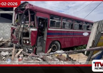 හම්බන්තොටදී බස් රථ දෙකක් ගැටී නිවසක් කුඩු වෙයි