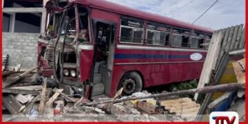 හම්බන්තොටදී බස් රථ දෙකක් ගැටී නිවසක් කුඩු වෙයි