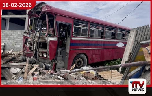 හම්බන්තොටදී බස් රථ දෙකක් ගැටී නිවසක් කුඩු වෙයි