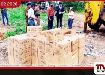 මෝල් හිමියන්ගේ තහංචි මැද වවුනියාවේ ගොවීන් රජයේ වී ගබඩා පෝලිමේ