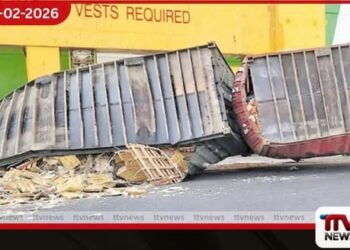 කොළඹ වරායේදී ටයිල් බහලුම් දෙකක් කඩා වැටෙයි රුපියල් කෝටි ගණනක දේපළ හානියක්