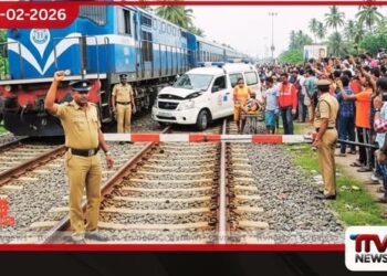 පයාගලදී කැබ් රථයක් දුම්රියක ගැටෙයි