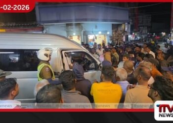 බීමත් පිරිසක් හැටන් නගරය මැද කෝලහල කරයි.