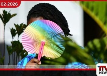 උගන්ඩාවේ ප්‍රසිද්ධියේ  හාදු හුවමාරු කරගත් බවට  සැකපිට තරුණියන් දෙදෙනෙකු අත්අඩංගුවට