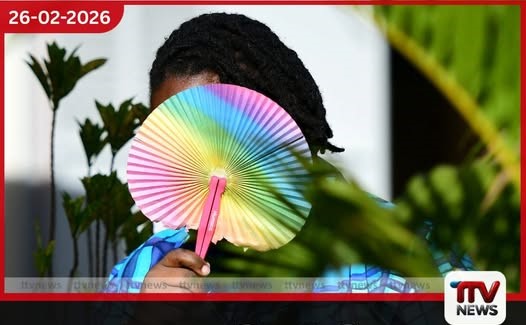 උගන්ඩාවේ ප්රසිද්ධියේ හාදු හුවමාරු කරගත් බවට සැකපිට තරුණියන් දෙදෙනෙකු අත්අඩංගුවට