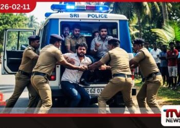 අධිකරණයට රැගෙන යමින්  සිටි සැකකරුවෙකුට බෝතල් ප්‍රහාරයක්!