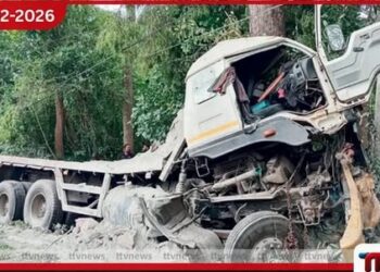 තිරප්පනේදී සිමෙන්ති ලොරියක් පෙරළෙයි: විසිරුණු සිමෙන්ති එකතු කරගැනීමට ප්‍රදේශවාසීන් පොරකති