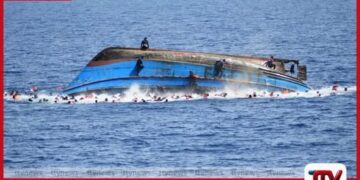 ලිබියානු වෙරළට ඔබ්බෙන් සංක්‍රමණික යාත්‍රාවක් පෙරළෙයි