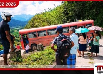 අඩි 50ක ප්‍රපාතයකට පෙරළෙන්නට ගිය බස් රථය රියදුරුගේ ක්ෂණික බුද්ධියෙන් බේරෙයි: මගීන් 40කගේ ජීවිත සුරැකේ
