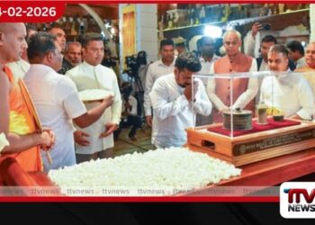 ගුජරාට් දේශයෙන් වැඩම කළ සර්වඥ ධාතූන් වහන්සේට ප්‍රථම මල් පූජාව  ජනපතිගෙන්