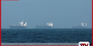 හෝමූස් සමුද්ර සන්ධියෙන් යාමට නොහැකිව නෞකා පෝලිම් ආවොත් ගහන බවට අනතුරු