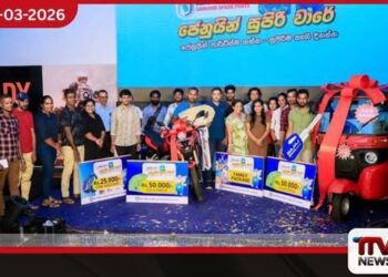 බජාජ් ජෙනුයින් සුපිරි වාරේ තරගයේ ජයග්‍රාහකයින්ට තෑගි පිරිනැමේ