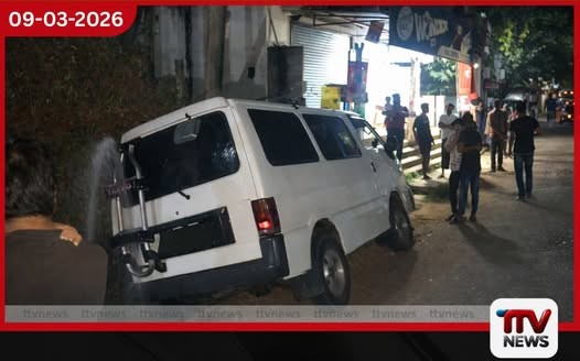 අවිස්සාවේල්ල – කෑගල්ල මාර්ගයේදී බීමත් රියදුරෙකු පදවාගෙන ආ වෑන් රථයක් කාණුවකට පෙරළෙයි